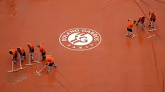 Sibuknya Para Pekerja Mengepel Lapangan di Turnamen Prancis Terbuka