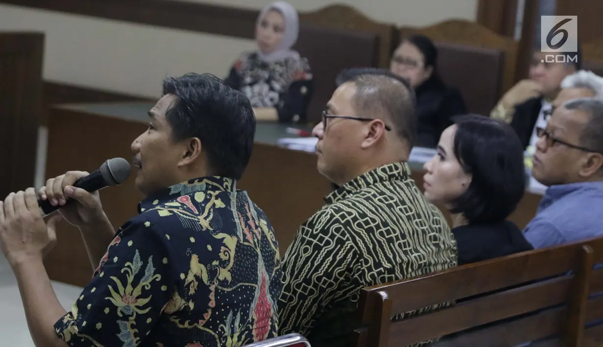 Tersangka suap kerja sama pengangkutan pupuk, Bowo Sidik Pangarso (kiri) memberi keterangan sebagai saksi pada sidang lanjutan suap dengan terdakwa, Asty Winasti di Pengadilan Tipikor Jakarta, Rabu (26/6/2019). (Liputan6.com/Helmi Fithriansyah)