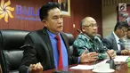Pengacara Perum Bulog Yusril Ihza Mahendra bersama dengan Direktur SDM dan Umum Wahyu Suparyono saat menjelaskan persoalan sengketa lahan di kantor Bulog, Jakarta, Senin (25/9). (Liputan6.com/Angga Yuniar)