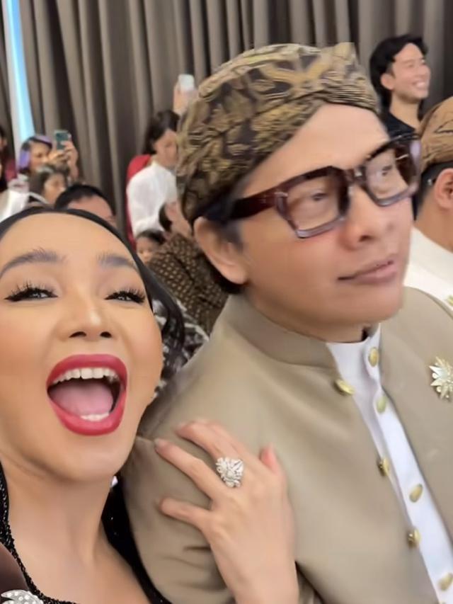 Dewi Gita saat hadir Nino RAN dan Dhabitannisa Auni. [@dewigita01]