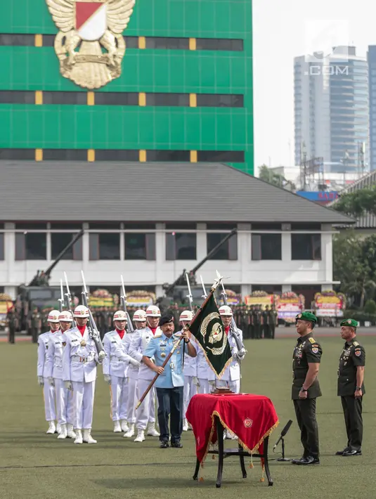 Panglima TNI Marsekal Hadi Tjahjanto membawa panji TNI AD saat upacara serah terima jabatan KSAD di Mabes TNI AD, Jakarta, Kamis (29/11). Jenderal Mulyono resmi menyerahkan jabatan KSAD kepada Jenderal Andika Perkasa. (Liputan6.com/Faizal Fanani)