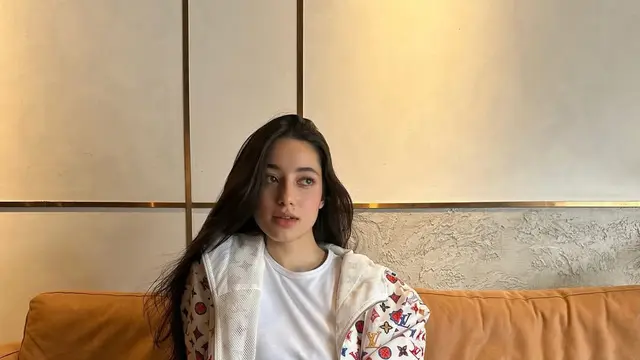 Potret Ameera Khan dengan Outfit Putih. (instagram/littlemisskhan)