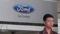Logo perusahaan Ford di salah satu dealer di Jakarta, Selasa (26/1). Ford memastikan para konsumen dapat tetap mengunjungi dealer Ford untuk layanan penjualan, servis, dan garansi hingga beberapa waktu ke depan di tahun ini. (Liputan6.com/Angga Yuniar)