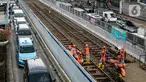 Pekerja melakukan pembongkaran aspal yang menutup jalur trem pada masa kolonial Belanda di lokasi proyek MRT Jakarta fase 2 di kawasan Jalan Gajah Mada, Jakarta, Rabu (9/11/2022). Rel Trem Kembali ditemukan pada proyek pembangunan MRT Jakarta Fase 2A Glodok-Kota, seberang Mall Gajah Mada. (Liputan6.com/Faizal Fanani)