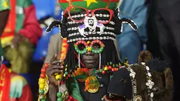 Seorang suporter Burkina Faso mengunakan atribut di kepalanya saat menyaksikan pertandingan grup A antara antara Guinea-Bissau dan Burkina Faso di Franceville pada 22 Januari 2017. (AFP Photo/Khaled Desouki)