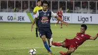 Gelandang Arema FC, Hanif Sjahbandi, menghindari tekel gelandang Persija Jakarta, Sandi Sute, pada laga Liga 1 di SUGBK, Jakarta, Sabtu (31/3/2018). Persija menang 3-1 atas Arema FC. (Bola.com/Vitalis Yogi Trisna)