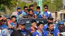 Sejumlah suporter menggunakan kendaraan bak terbuka menuju Stadion Si Jalak Harupat untuk menyaksikan laga Persib melawan PBFC, Bandung, Sabtu (26/9/2015). Persib unggul 2-1 dan lolos ke Semifinal Piala Presiden 2015. (Liputan6.com/Helmi Fithriansyah)