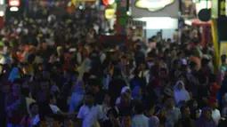 Pengunjung memadati lorong-lorong gerai dalam Jakarta Fair atau Pekan Raya Jakarta 2019 di JIExpo Kemayoran, Jakarta, Jumat (7/6/2019). Tahun ini, Jakarta Fair 2019, digelar bertepatan dengan perayaan idul fitri untuk seluruh umat Islam. (merdeka.com/Imam Buhori)