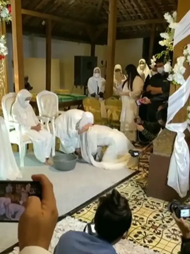 6 Momen Suasana Pengajian Pernikahan Roro Fitria, Digelar Khidmat dan Haru