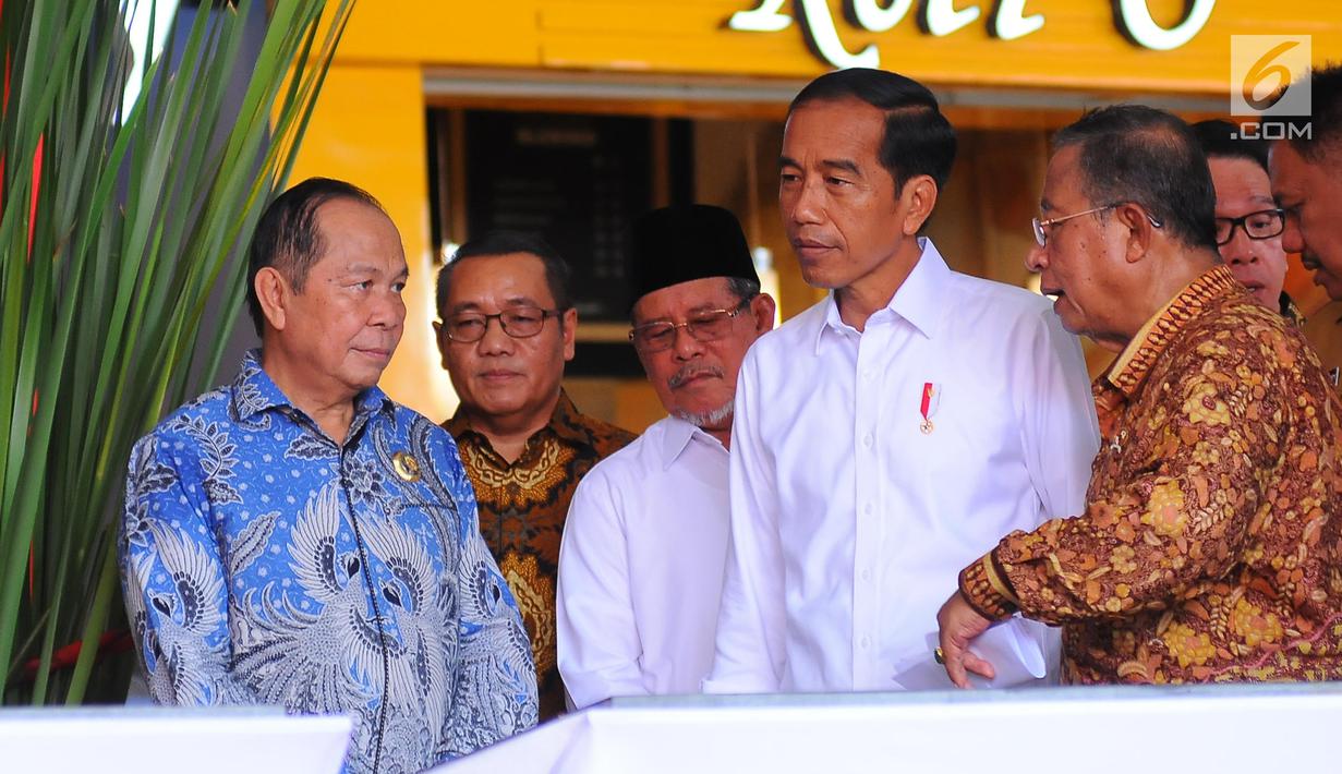Presiden Joko Widodo berbincang dengan Menko Perekonomian Darmin Nasution saat meresmikan proyek Kawasan Ekonomi Khusus (KEK) di Bandara Sam Ratulangi Manado, Senin (1/4). Jokowi meresmikan tiga KEK, Rusun Mahasiswa IAIN Kota Manado dan Rusun Mahasiswa UKI Kota Tomohon. (Liputan6.com/Angga Yuniar)