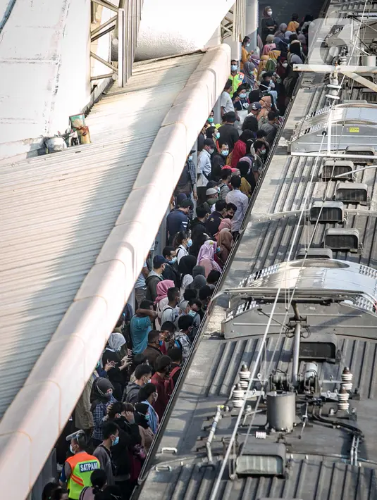 Penumpang KRL mengantre di Stasiun Tanah Abang, Jakarta Pusat, Kamis (4/2/2021) sore. Menurut keterangan petugas, antrean panjang tersebut hampir terjadi setiap harinya saat bulan Ramadhan. (Liputan6.com/Faizal Fanani)