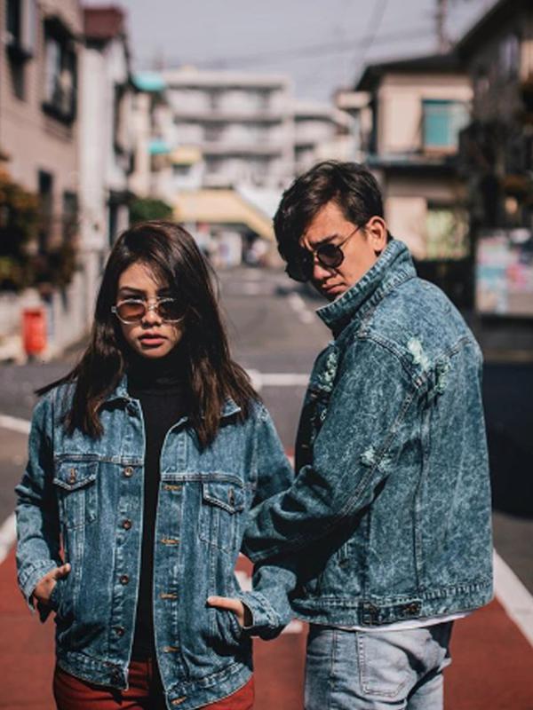 Selain sering berbagi kemesraan, Adipati Dolken dan Vanesha Prescilla juga terlihat kompak dengan mengenakan Denim Jacket. (Liputan6.com/IG/adipati)