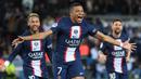 Kylian Mbappe. Striker Prancis berusia 24 tahun milik PSG ini sebenarnya memiliki jumlah yang sama dengan Erling Haaland dalam raihan hattrick bersama PSG pada tahun 2022 sebanyak 4 kali hattrick di ajang Ligue-1 dan Piala Prancis. Namun Kylian Mbappe layak dinobatkan sebagai raja hattrick di liga top Eropa dengan kesuksesannya mencetak 1 kali hattrick pada ajang Piala Dunia 2022 bersama Timnas Prancis. Hattrick kelimanya tersebut di cetak saat partai final Piala Dunia 2022 kala The Bleus dikalahkan Argentina melalui adu penalti 4-2 (3-3). (AFP/Franck Fife)