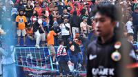 7 Jakmania jadi korban luka robohnya pagar pembatas di tribune duduk dengan tribune berdiri belakang gawang sebelah utara Stadion Kanjuruhan, Kabupaten Malang (23/11/2019).  (Bola.com/Iwan Setiawan)