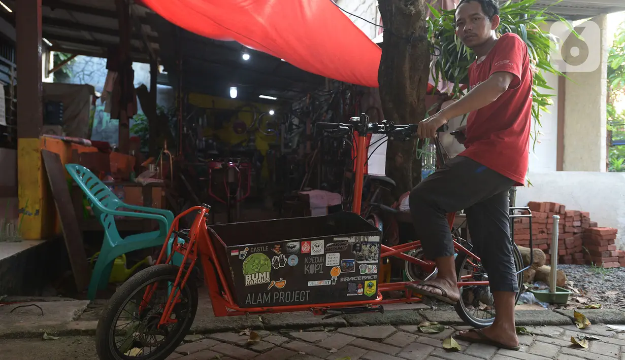 Pemilik workshop Alam Project, Alam menunjukkan sepeda multiguna atau kargo buatannya di bengkelnya di kawasan Tangerang Selatan, Sabtu (10/7/2020). Pada masa Pandemi Covid-19, pesanan sepeda kargo meningkat seiring tingginya trend sepeda tersebut di kalangan 'goweser'. (merdeka.com/Imam Buhori)