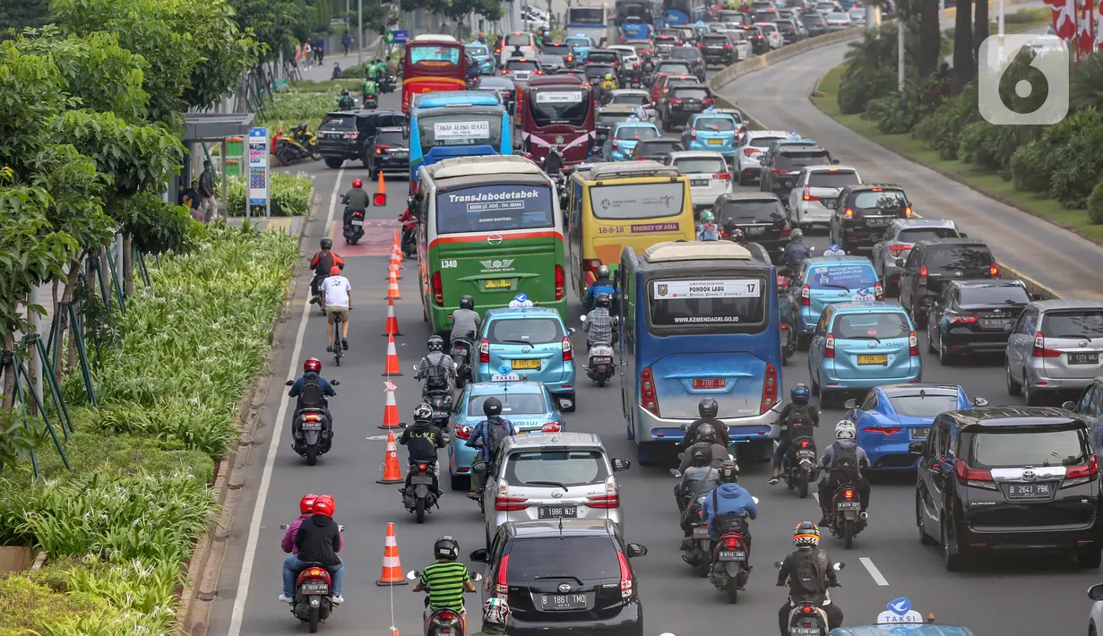 Kendaraan bermotor menyerobot jalur khusus sepeda kawasan Jalan Sudirman, Jakarta, Selasa (14/7/2020). Jam operasional dari Senin sampai Jumat pagi harinya jam 06.00 – 08.00 WIB, kemudian untuk sore dari jam 16.00 – 18.00 WIB. (Liputan6.com/Fery Pradolo)