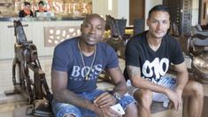 Pelatih Persija, Bambang Nurdiansyah bernostalgia dengan asisten pelatih Arema Cronus, I Made Pasek Wijaya, saat jeda pertandingan di Hotel Ijen Suites, Malang, Jumat (20/11/2015). (Bola.com/Vitalis Yogi Trisna)