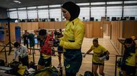 Petinju Australia Tina Rahimi bersiap mengikuti sesi latihan tim tinju Australia di pusat latihan Max Rousie di Paris, pada 24 Juli 2024, menjelang Olimpiade Paris 2024. (JEFF PACHOUD / AFP)