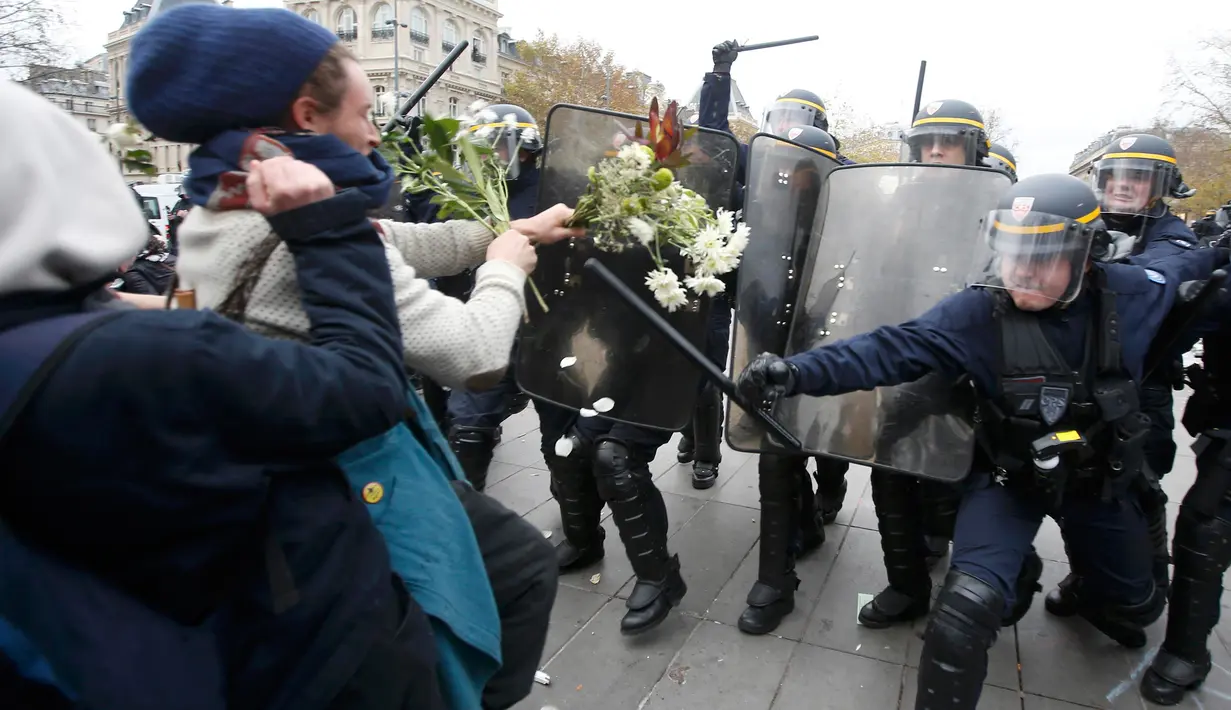 Polisi dan demonstran terlibat bentrok saat unjuk rasa menjelang Konferensi Perubahan Iklim Dunia 2015 di Place de la Republique Paris, Prancis, Minggu (29/11). Paris melarang semua aksi demonstrasi pasca teror beberapa waktu lalu. (REUTERS/Eric Gaillard)