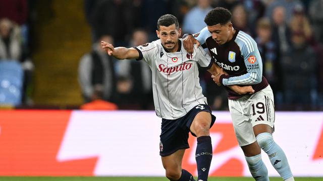 Pemain Bologna Remo Freuler (kiri)