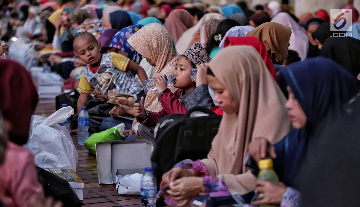 Umat muslim buka puasa bersama di Masjid Istiqlal, Jakarta, Senin (6/5/2019). Acara buka puasa bersama di Masjid Istiqlal ini digelar setiap tahun selama Ramadan dan selalu terasa nikmat karena suasana kebersamaan. (Liputan6.com/Faizal Fanani)