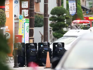 Petugas polisi menjaga area di sekitar kantor pos di mana seorang pria bersenjata menyandera sejumlah orang di kota Warabi, prefektur Saitama pada tanggal 31 Oktober 2023. (Foto oleh JIJI Press/AFP/Japan OUT)