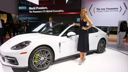 Petenis asal Rusia, Maria Sharapova berpose di samping  mobil Porsche 911 RSR 2017 saat menghadiri Los Angeles Auto Show di Los Angeles, AS (16/11). Los Angeles Auto Show berlangsung dari tanggal 18-27 November. (REUTERS/Mike Blake)