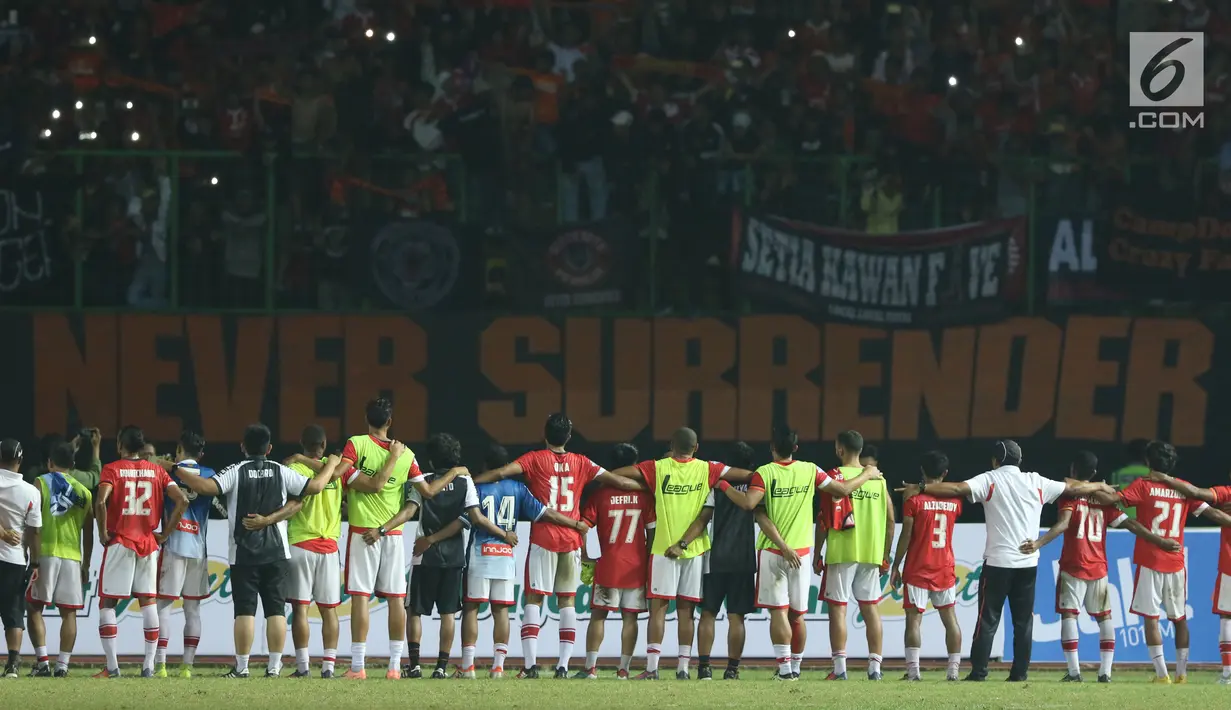 Pemain Persija bergandengan memberi penghormatan pada suporter usai melawan RCD Espanyol pada laga persahabatan di Stadion Patriot Candrabhaga, Bekasi, Rabu (19/7). Persija kalah telak dari RCD Espanyol 0-7. (Liputan6.com/Helmi Fithriansyah) 