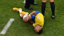 Penyerang timnas Brasil, Neymar mengerang kesakitan pada babak 16 besar Piala Dunia 2018 melawan Meksiko di Samara Arena, Senin (2/7). Jagat media sosial pun dibuat riuh oleh penggemar yang marah dan menyalahkan Neymar dengan sandiwaranya (AFP/SAEED KHAN)