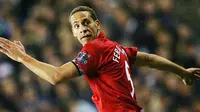 Manchester United&#039;s Rio Ferdinand is seen in action against Tottenham during their premiership match at White Hart Lane stadium on December 13, 2008. AFP PHOTO/Carl de Souza