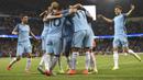 Para pemain Manchester City merayakan kemenangan atas Borussia M'Gladbach. Kemenangan ini mengantar The Citizens ke posisi dua klasemen sementara, hanya kalah selisih gol dari Barcelona. (AFP/Paul Ellis)