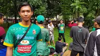 Satu di antara anggota Singa Mania, Bramantyo, menguras tabungan untuk menyaksikan duel PSMS vs Sriwijaya FC di SUGBK, Sabtu (17/2/2018). (Bola.com/Zulfirdaus Harahap)