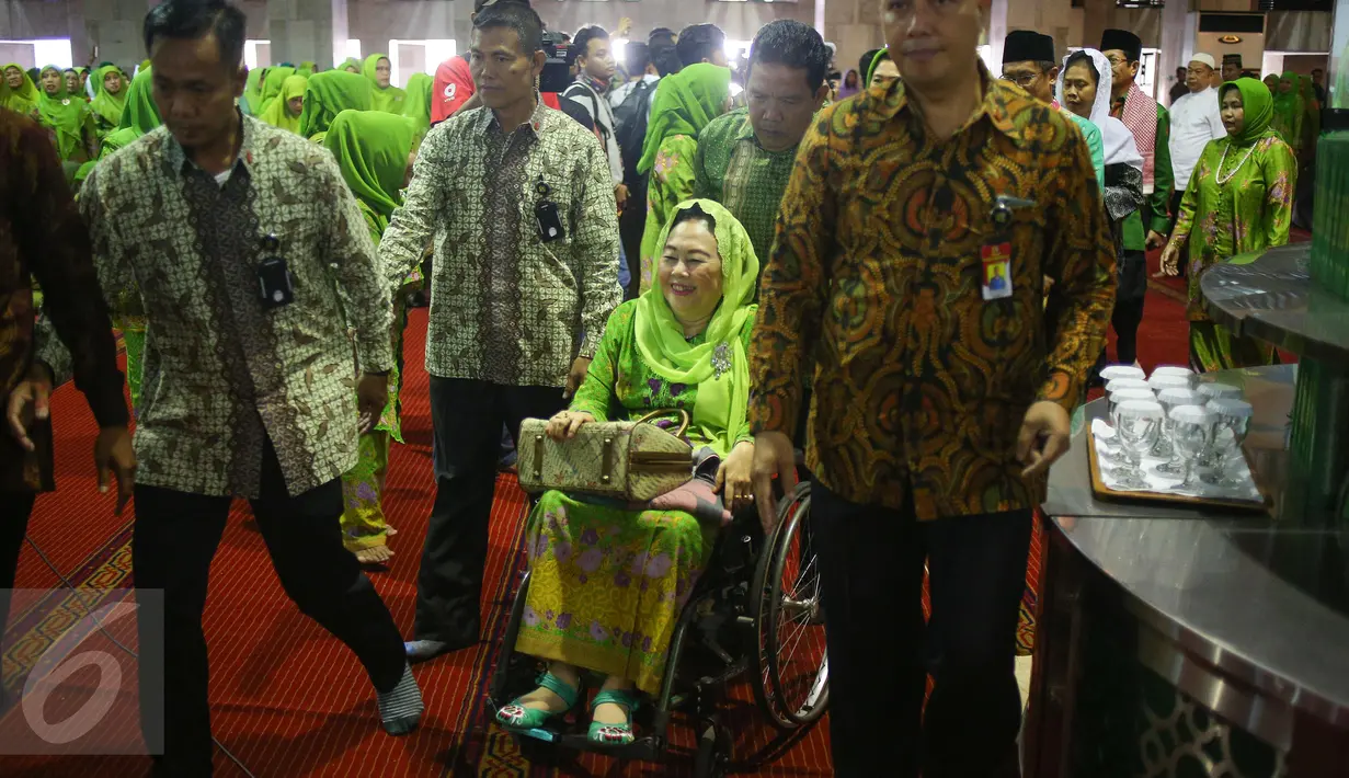 Istri Almarhum Gus Dur, Sinta Nuriyah tiba untuk menghadiri pelantikan pengurus pimpinan pusat Muslimat Nahdlatul Ulama dan peringatan Harlah Muslimat NU yang Ke 71 di Masjid Istiqlal, Jakarta, Selasa (28/3). (Liputan6.com/Faizal Fanani)