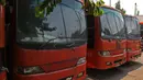 Deretan bangkai kendaraan dinas di Kantor Dinas Lingkungan Hidup DKI, Kramat Jati, Jakarta, Rabu (4/11/2020). Puluhan kendaraan tidak layak pakai, bekas kecelakaan dan rusak yang terdiri dari truk sampah, toilet mobile serta bus dinas itu milik Dinas Lingkungan Hidup. (Liputan6.com/Herman Zakharia)