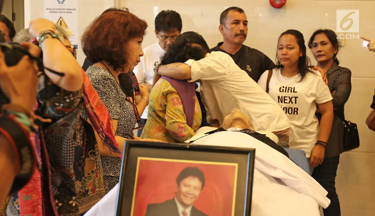 Tangis kerabat di dekat jenazah Benny Panjaitan yang disemayamkan di rumah duka RS Dharmais, Jakarta, Selasa (24/10). Pentolan band Panbers itu meninggal di usia 70 tahun akibat penyakit stroke yang telah lama dideritanya. (Liputan6.com/Herman Zakharia)