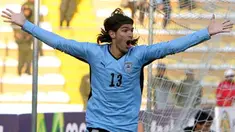 Uruguayan player Sebastian Abreu celebrates scoring the team's second goal against Chile during their FIFA World Cup South Africa-2010 qualifier football match in Montevideo 18 November 2007. AFP PHOTO / Miguel ROJO