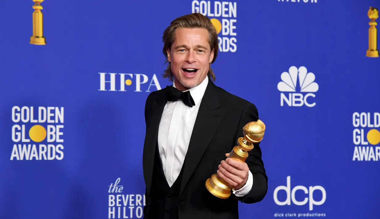 Aktor Brad Pitt berpose saat menghadiri Golden Globes 2020 di Beverly Hills, California, Amerika Serikat, Minggu (5/1/2020). Brad Pitt terpilih sebagai aktor pendukung terbaik di Golden Globes 2020 lewat perannya dalam film 'Once Upon a Time in Hollywood'. (Kevin Winter/Getty Images/AFP)