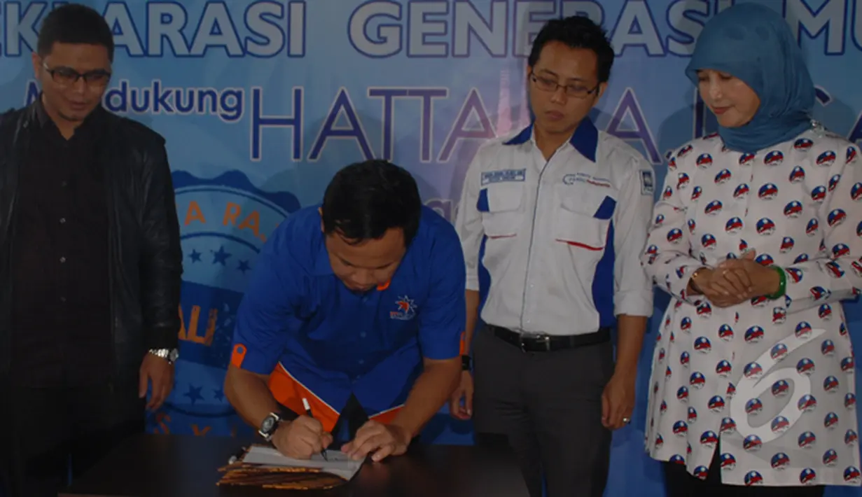 Ketua Umum DPP Matara, Bima Arya menandatangani surat dukungan terhadap calon Ketua Umum PAN 2015 - 2020 di jakarta, sabtu (14/2/2015). (Liputan6.com/Herman Zakharia)