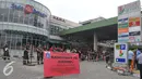 Petugas TNI saat berjaga di depan Mal Tebet Green yang di segel, Jakarta, Kamis (23/7/2015). Penyegelan dilakukan oleh Pemprov DKI Jakarta dan Pemkot Jakarta Selatan terhadap Mal Tebet Green. (Liputan6.com/Herman Zakharia)