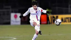 Lyon's midfielder Juninho kicks the ball and scores a goal during French L1 football match Lyon vs Le Havre on February 15, 2009, at Gerland stadium in Lyon. AFP PHOTO/PHILIPPE MERLE