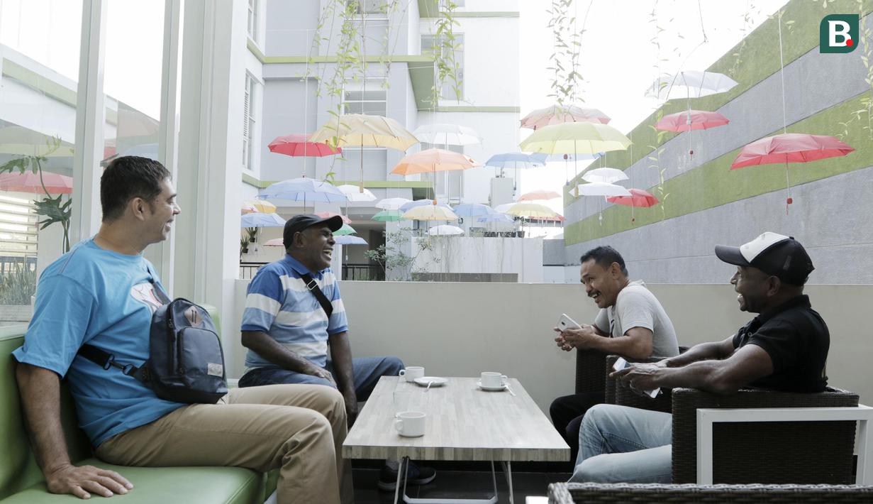 Legenda olahraga Indonesia tertawa bersama di Yogyakarta, Rabu (18/7/2018). Mereka kembali dipertemukan dalam rangkaian acara kirab obor Asian Games 2018. (Bola.com/M Iqbal Ichsan)