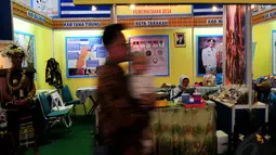 Dalam pameran ini, terdapat 150 stand yang diisi oleh produk-produk unggulan dari berbagai perwakilan desa-desa di seluruh Provinsi, Jakarta, Jumat (7/11/2014). (Liputan6.com/Johan Tallo)