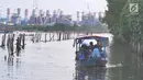 Perahu wisatawan melewati hutan mangrove di Sungai Rindu, Desa Hurip Jaya, Babelan, Bekasi, Jumat (7/6/2019). Dengan membayar perahu Rp 10 ribu per orang, wisatawan sudah bisa berkeliling sambil menikmati kopi dalam hutan mangrove. (merdeka.com/Arie Basuki)