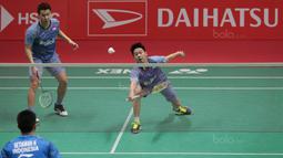 Gaya Kevin Sanjaya (kanan) mengembalikan kok ke arah Rian Agung/Hendra Setiawan pada babak kedua Daihatsu Indonesia Master 2018 di Istora Senayan, Kamis (25/1/2018). Kevin/Marcus menang 21-16 23-2.1 (Bola.com/Nick Hanoatubun)