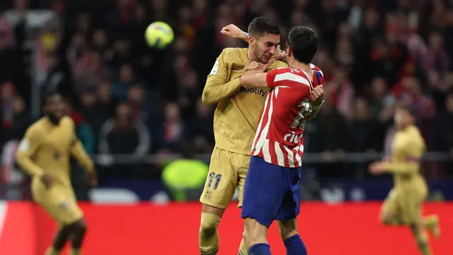 Foto: Adu Gulat Ferran Torres dan Stefan Savic pada Laga Sengit Atletico Madrid Vs Barcelona di Liga Spanyol
