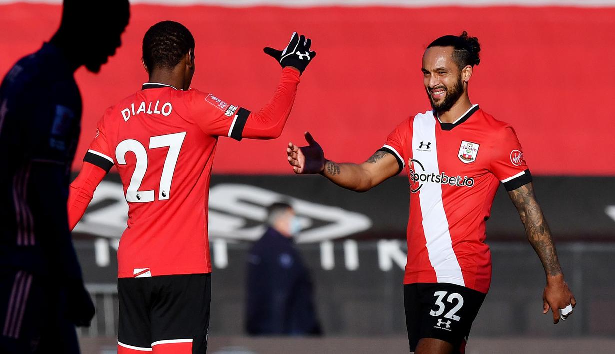 Pemain Southampton, Theo Walcott dan Ibrahima Diallo, merayakan kemenangan atas Arsenal pada laga Piala FA di Stadion St Mary, Sabtu (23/1/2021). Arsenal tumbang dengan skor 1-0. (AFP/Ben Stansall)