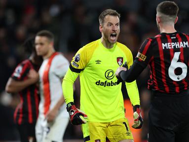 Tentu bukan hal yang mudah bagi sebuah tim untuk bangkit setelah tertinggal tiga gol dalam sebuah laga. Namun tiga tim Premier League berikut membuktikan tak ada yang mustahil dalam sepak bola. Ketiganya sukses melakukan comeback untuk membungkus kemenangan setelah sebelumnya ketinggalan tiga gol terlebih dahulu. Ini dia daftar ketiga tim hebat tersebut. (AFP/Adrian Dennis)