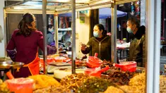 Warga membeli makanan di sebuah kedai di wilayah Xiushan, Chongqing, China barat daya, Jumat (27/2/2020). Kegiatan produksi dan kehidupan sehari-hari warga berangsur normal berkat upaya pengendalian virus corona COVID-19 yang efektif di Xiushan. (Xinhua/Liu Chan)
