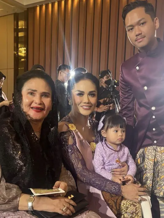 Sementara itu, Ameena tampil menggemaskan mengenakan kebaya ungu dipadukan kain batik sebagai roknya. [@krisdayantilemos]