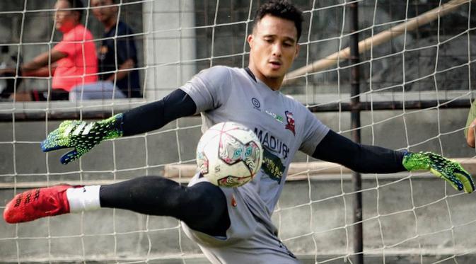 Kiper Madura United, Muhammad Ridho. (Bola.com/Aditya Wany)